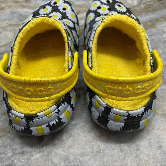 CROCS CROCS Lined Classic Clog Vacay Vibe Daisy Print Girls Size J1 Yellow Black - Picture 7 of 9